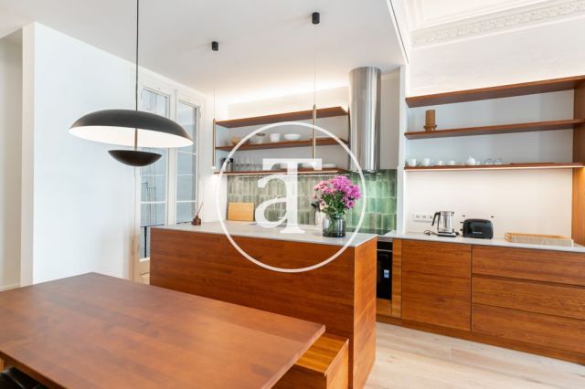 Piso de alquiler temporal de 3 habitaciones y 2 baños con balcones cerca de Paseo de Gracia 12