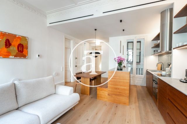 Piso de alquiler temporal de 3 habitaciones y 2 baños con balcones cerca de Paseo de Gracia 8