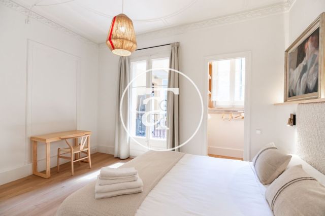 Piso de alquiler temporal de 3 habitaciones y 2 baños con balcones cerca de Paseo de Gracia 25