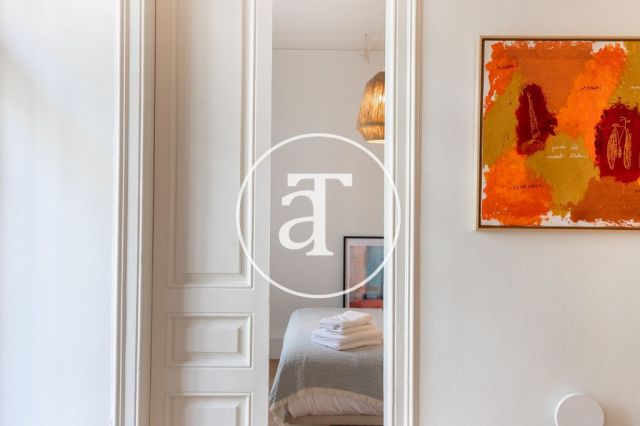 Piso de alquiler temporal de 3 habitaciones y 2 baños con balcones cerca de Paseo de Gracia 47