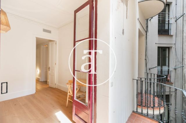 Piso de alquiler temporal de 3 habitaciones y 2 baños con balcones cerca de Paseo de Gracia 27