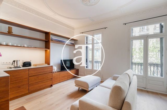 Piso de alquiler temporal de 3 habitaciones y 2 baños con balcones cerca de Paseo de Gracia 3