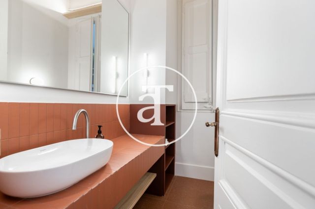 Piso de alquiler temporal de 3 habitaciones y 2 baños con balcones cerca de Paseo de Gracia 34