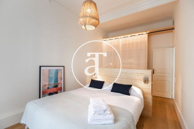 Piso de alquiler temporal de 3 habitaciones y 2 baños con balcones cerca de Paseo de Gracia 53