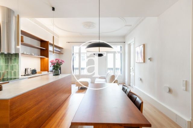 Piso de alquiler temporal de 3 habitaciones y 2 baños con balcones cerca de Paseo de Gracia 9