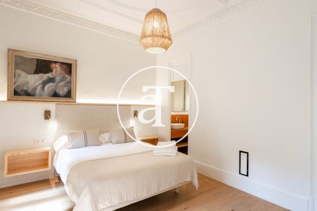 Piso de alquiler temporal de 3 habitaciones y 2 baños con balcones cerca de Paseo de Gracia 32