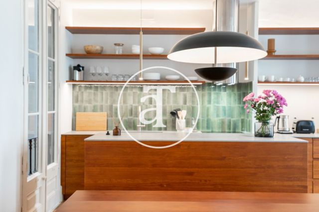 Piso de alquiler temporal de 3 habitaciones y 2 baños con balcones cerca de Paseo de Gracia 15