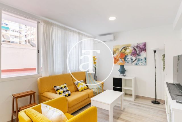 Piso de alquiler temporal de 2 habitaciones y 2 baños con terraza a pasos de La Sagrada Família 2
