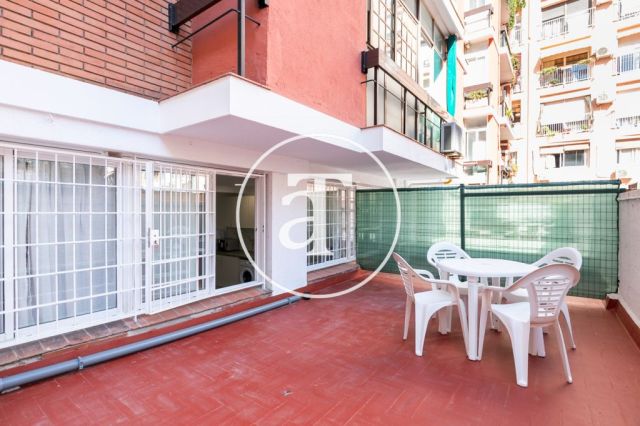 Piso de alquiler temporal de 2 habitaciones y 2 baños con terraza a pasos de La Sagrada Família