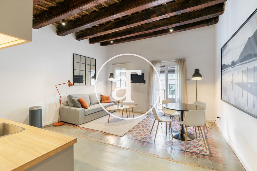 Piso de alquiler temporal de 2 habitaciones, 1 baño y aseo con balcón a pasos de La Rambla y Plaça Catalunya
