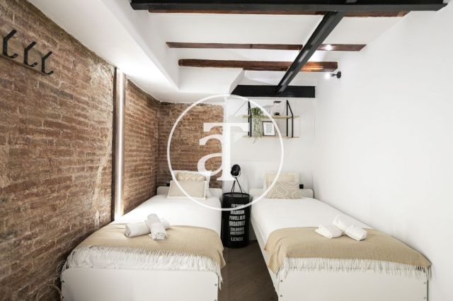 Monthly rental apartment with 3 bedrooms and 2 bathrooms in Ciutat Vella, just a stone's throw from Plaça Universitat. 36