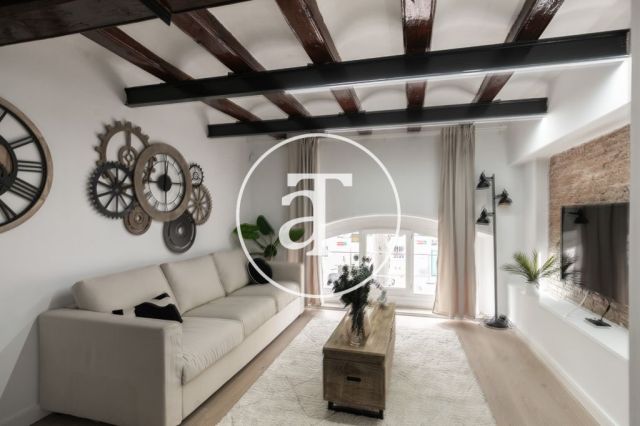 Monthly rental apartment with 3 bedrooms and 2 bathrooms in Ciutat Vella, just a stone's throw from Plaça Universitat. 3
