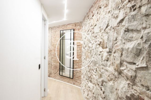 Monthly rental apartment with 3 bedrooms and 2 bathrooms in Ciutat Vella, just a stone's throw from Plaça Universitat. 21