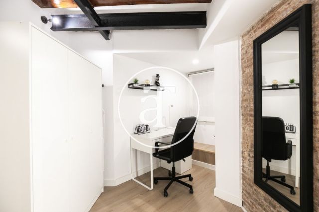 Monthly rental apartment with 3 bedrooms and 2 bathrooms in Ciutat Vella, just a stone's throw from Plaça Universitat. 43