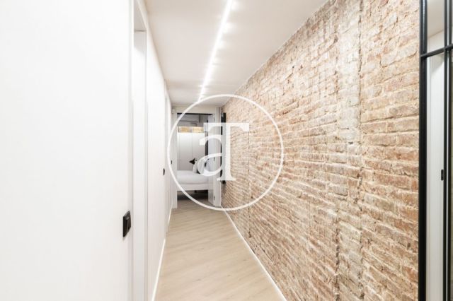 Monthly rental apartment with 3 bedrooms and 2 bathrooms in Ciutat Vella, just a stone's throw from Plaça Universitat. 23