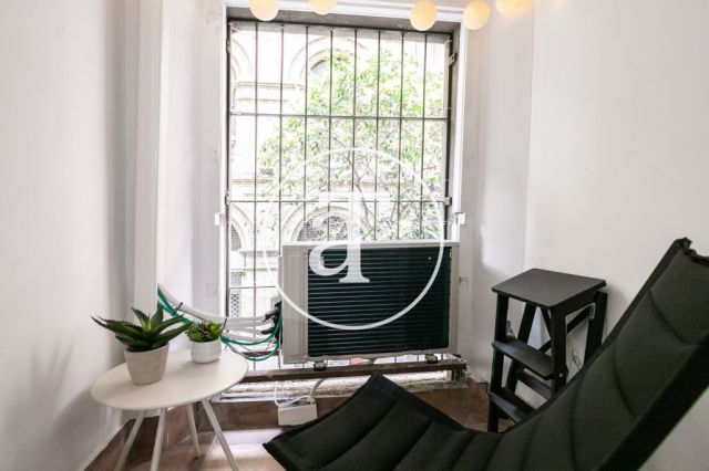 Monthly rental apartment with 3 bedrooms and 2 bathrooms in Ciutat Vella, just a stone's throw from Plaça Universitat. 58