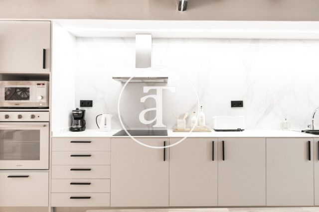 Monthly rental apartment with 3 bedrooms and 2 bathrooms in Ciutat Vella, just a stone's throw from Plaça Universitat. 14