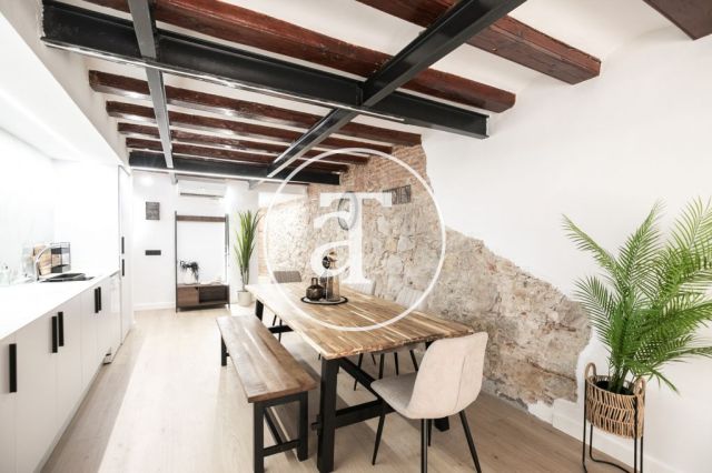 Monthly rental apartment with 3 bedrooms and 2 bathrooms in Ciutat Vella, just a stone's throw from Plaça Universitat. 10