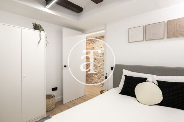 Monthly rental apartment with 3 bedrooms and 2 bathrooms in Ciutat Vella, just a stone's throw from Plaça Universitat. 28
