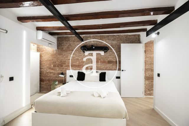 Monthly rental apartment with 3 bedrooms and 2 bathrooms in Ciutat Vella, just a stone's throw from Plaça Universitat. 49