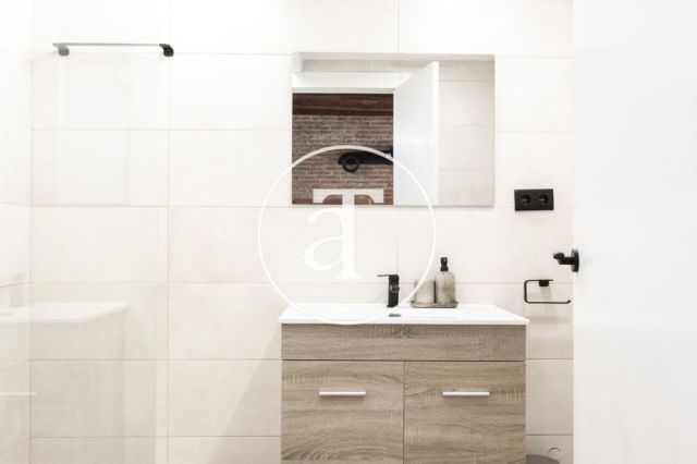 Monthly rental apartment with 3 bedrooms and 2 bathrooms in Ciutat Vella, just a stone's throw from Plaça Universitat. 54