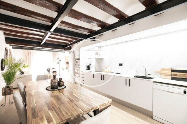 Monthly rental apartment with 3 bedrooms and 2 bathrooms in Ciutat Vella, just a stone's throw from Plaça Universitat. 7