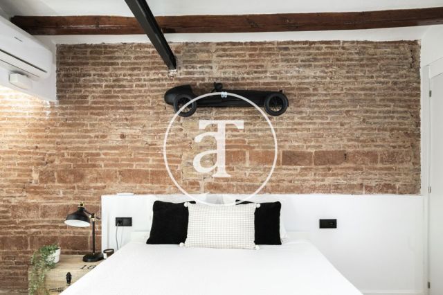 Monthly rental apartment with 3 bedrooms and 2 bathrooms in Ciutat Vella, just a stone's throw from Plaça Universitat. 52