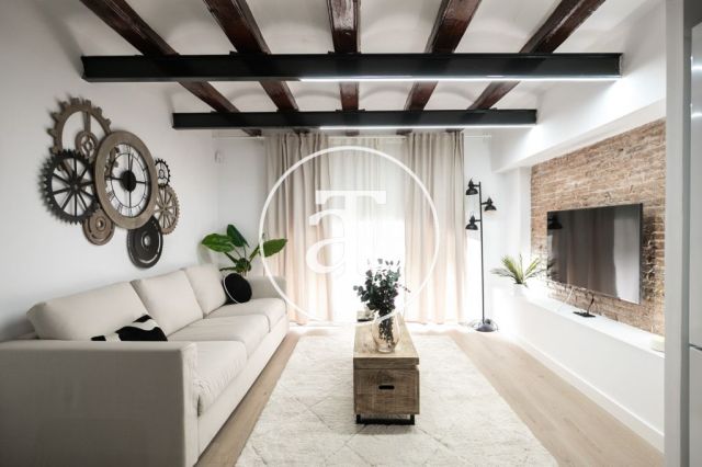 Monthly rental apartment with 3 bedrooms and 2 bathrooms in Ciutat Vella, just a stone's throw from Plaça Universitat. 4