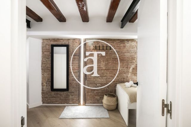 Monthly rental apartment with 3 bedrooms and 2 bathrooms in Ciutat Vella, just a stone's throw from Plaça Universitat. 35