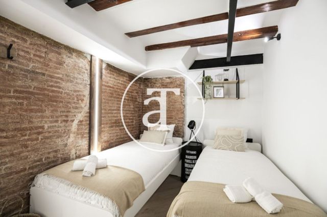 Monthly rental apartment with 3 bedrooms and 2 bathrooms in Ciutat Vella, just a stone's throw from Plaça Universitat. 38