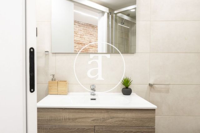 Monthly rental apartment with 3 bedrooms and 2 bathrooms in Ciutat Vella, just a stone's throw from Plaça Universitat. 31