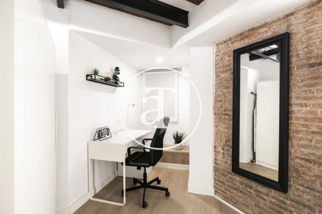 Monthly rental apartment with 3 bedrooms and 2 bathrooms in Ciutat Vella, just a stone's throw from Plaça Universitat. 41