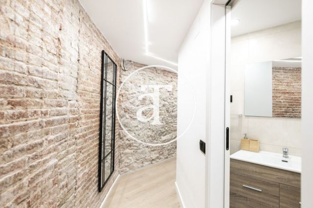 Monthly rental apartment with 3 bedrooms and 2 bathrooms in Ciutat Vella, just a stone's throw from Plaça Universitat. 20