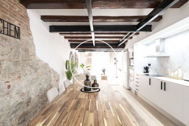 Monthly rental apartment with 3 bedrooms and 2 bathrooms in Ciutat Vella, just a stone's throw from Plaça Universitat. 17