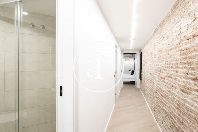 Monthly rental apartment with 3 bedrooms and 2 bathrooms in Ciutat Vella, just a stone's throw from Plaça Universitat. 45