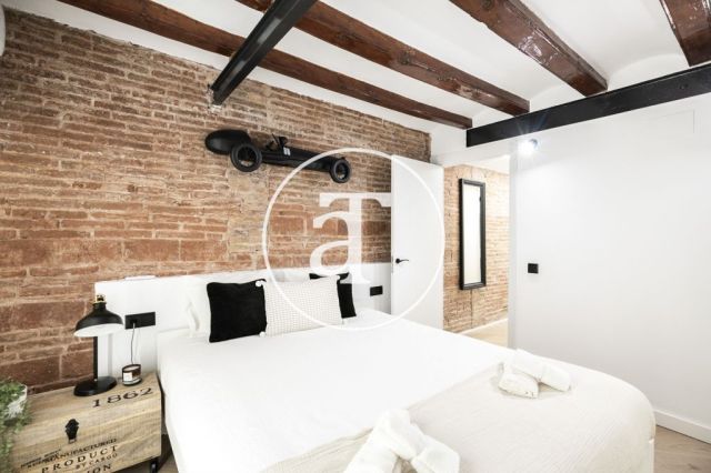 Monthly rental apartment with 3 bedrooms and 2 bathrooms in Ciutat Vella, just a stone's throw from Plaça Universitat. 50