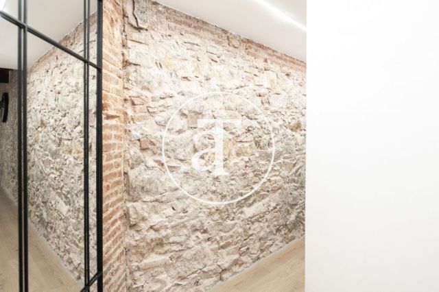 Monthly rental apartment with 3 bedrooms and 2 bathrooms in Ciutat Vella, just a stone's throw from Plaça Universitat. 32