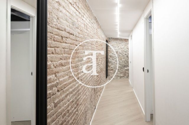 Monthly rental apartment with 3 bedrooms and 2 bathrooms in Ciutat Vella, just a stone's throw from Plaça Universitat. 61