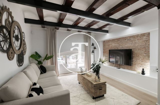 Monthly rental apartment with 3 bedrooms and 2 bathrooms in Ciutat Vella, just a stone's throw from Plaça Universitat.