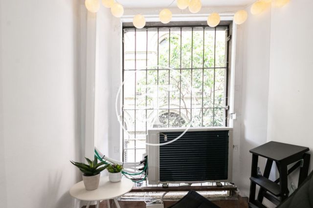 Monthly rental apartment with 3 bedrooms and 2 bathrooms in Ciutat Vella, just a stone's throw from Plaça Universitat. 59