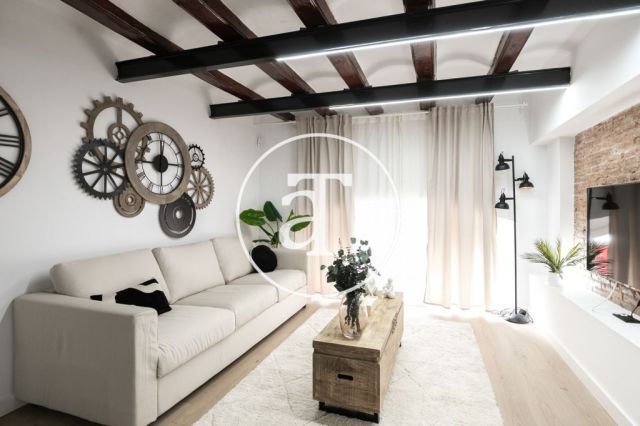 Monthly rental apartment with 3 bedrooms and 2 bathrooms in Ciutat Vella, just a stone's throw from Plaça Universitat. 5