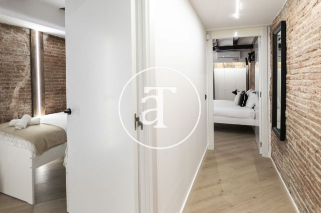 Monthly rental apartment with 3 bedrooms and 2 bathrooms in Ciutat Vella, just a stone's throw from Plaça Universitat. 34