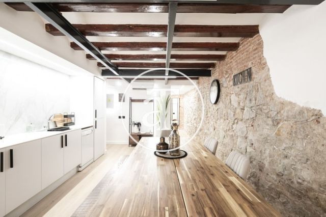 Monthly rental apartment with 3 bedrooms and 2 bathrooms in Ciutat Vella, just a stone's throw from Plaça Universitat. 15