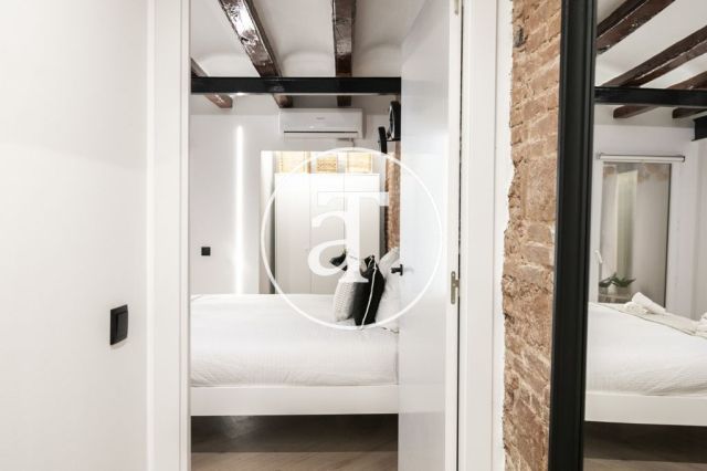 Monthly rental apartment with 3 bedrooms and 2 bathrooms in Ciutat Vella, just a stone's throw from Plaça Universitat. 47