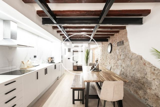 Monthly rental apartment with 3 bedrooms and 2 bathrooms in Ciutat Vella, just a stone's throw from Plaça Universitat. 9