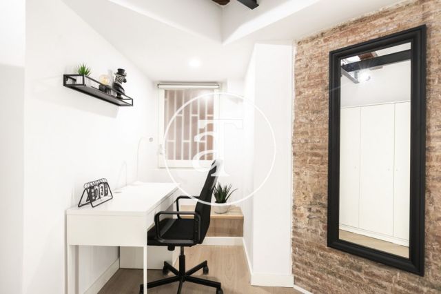 Monthly rental apartment with 3 bedrooms and 2 bathrooms in Ciutat Vella, just a stone's throw from Plaça Universitat. 44