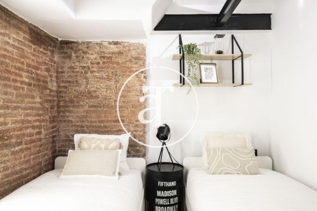 Monthly rental apartment with 3 bedrooms and 2 bathrooms in Ciutat Vella, just a stone's throw from Plaça Universitat. 39