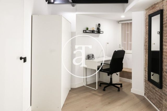 Monthly rental apartment with 3 bedrooms and 2 bathrooms in Ciutat Vella, just a stone's throw from Plaça Universitat. 42