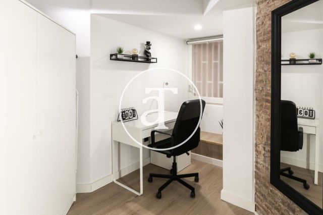Monthly rental apartment with 3 bedrooms and 2 bathrooms in Ciutat Vella, just a stone's throw from Plaça Universitat. 40