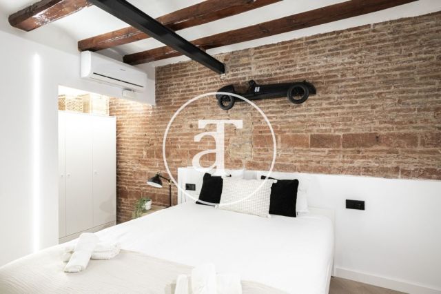 Monthly rental apartment with 3 bedrooms and 2 bathrooms in Ciutat Vella, just a stone's throw from Plaça Universitat. 53